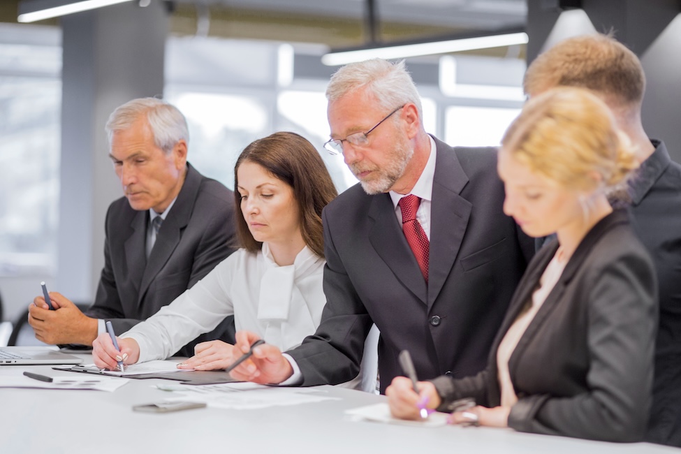 Illustration du management de transition avec des professionnels de tous âges